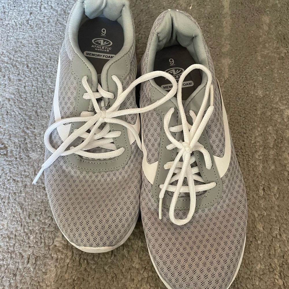 Tennis shoes